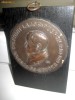 Placheta in bronz veche pe stativ de lemn cu personalitate maghiara- Frint Lajos Puspok- Arad 1928  cu marca de mester
