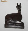 Antilopa sculptata din lemn