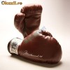 Manusi box din piele pentru copii cu semnatura Muhammad Ali?