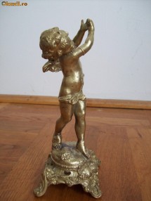 Statueta , inger din bronz pe soclu foto