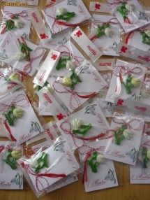 Martisoare En Gros - Ghiocei, Hornari, Buburuze, Potcoave. Fluturasi, Floricele, Masinute, Inimioare, Martisor