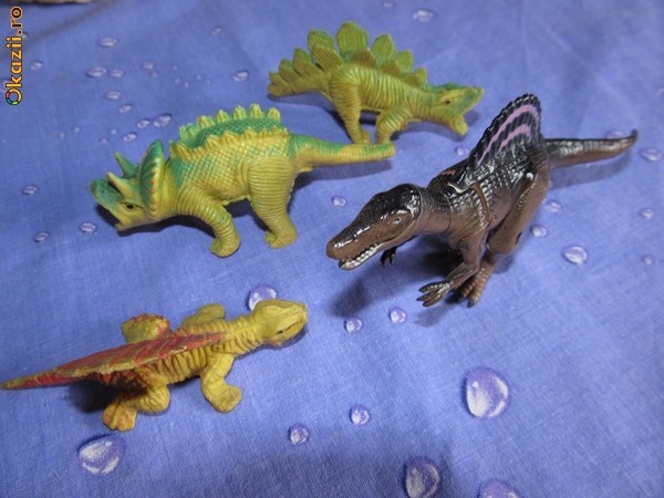 Figurine dinozauri foto mare