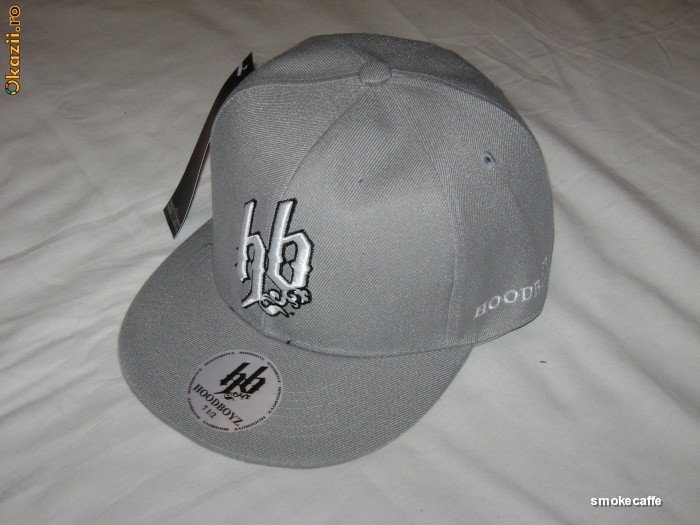Sapca gri HoodBoyz Logo 7 1/2 gen New Era Hip Hop foto mare