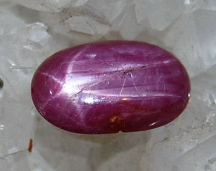 !! Piatra mare de peste 1 cm de RUBIN rozaliu-rosu natural STELAT oval, cu stea sidefata stralucitoare idela ptr inel!!!! foto mare !! Piatra mare de peste 1 cm de RUBIN rozaliu-rosu natural STELAT oval, cu stea sidefata stralucitoare idela ptr inel!!!! foto mare