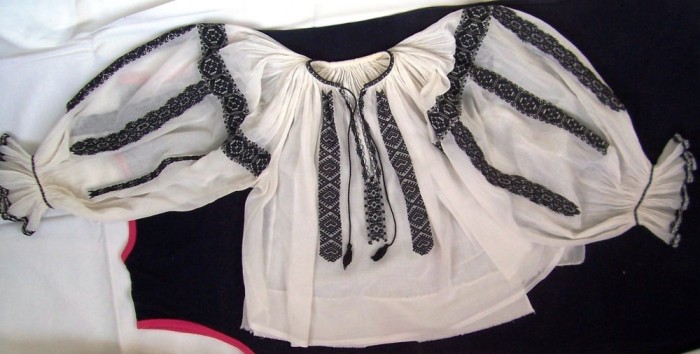 IE costum popular femei anii 1900 din borangic cu model cusaturi culoare neagra zona Ardeal Transilvania Alba foto mare IE costum popular femei anii 1900 din borangic cu model cusaturi culoare neagra zona Ardeal Transilvania Alba foto mare